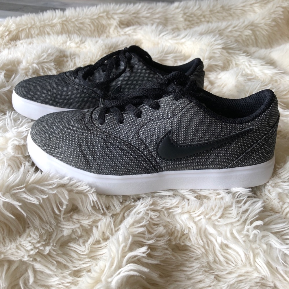 Boys Heather Gray Nike Sneaker Shoes Size 2 - Picture 4 of 5